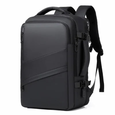 Sac à dos voyage noir grande capacité avec design géométrique moderne, fermeture zippée sécurisée, poches latérales et port USB intégré — résistant à l’eau, adapté aux voyageurs actifs et professionnels.