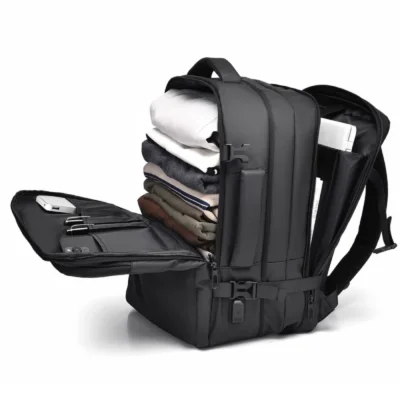 ntérieur spacieux du sac à dos voyage noir grande capacité, organisé avec compartiments pour vêtements pliés, ordinateur portable, smartphone et accessoires — parfait pour weekend ou déplacement professionnel.