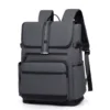 Sac à dos homme gris anthracite avec fermeture à rabat et sangles de réglage latérales, design moderne et étanche, adapté pour ordinateur portable et usage professionnel.