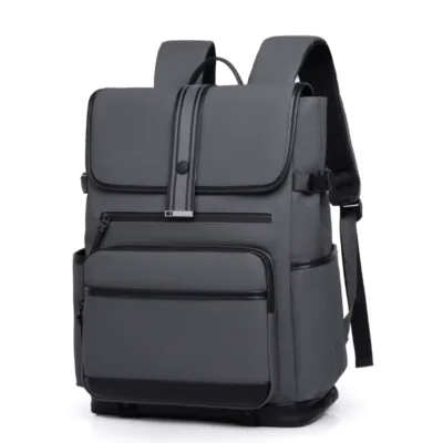 Sac à dos homme gris anthracite avec fermeture à rabat et sangles de réglage latérales, design moderne et étanche, adapté pour ordinateur portable et usage professionnel.