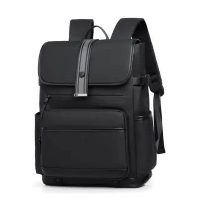 Sac à dos business homme noir imperméable avec rabat magnétique et bandes décoratives verticales, vue de face montrant les poches zippées et le design structuré pour ordinateur portable.