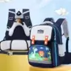 Vue arrière et avant du cartable enfant montrant le dos ergonomique en mesh respirant, la ceinture de taille, la sangle de poitrine et le motif dinosaure — sac d'école imperméable conçu pour le confort et le maintien de la posture.