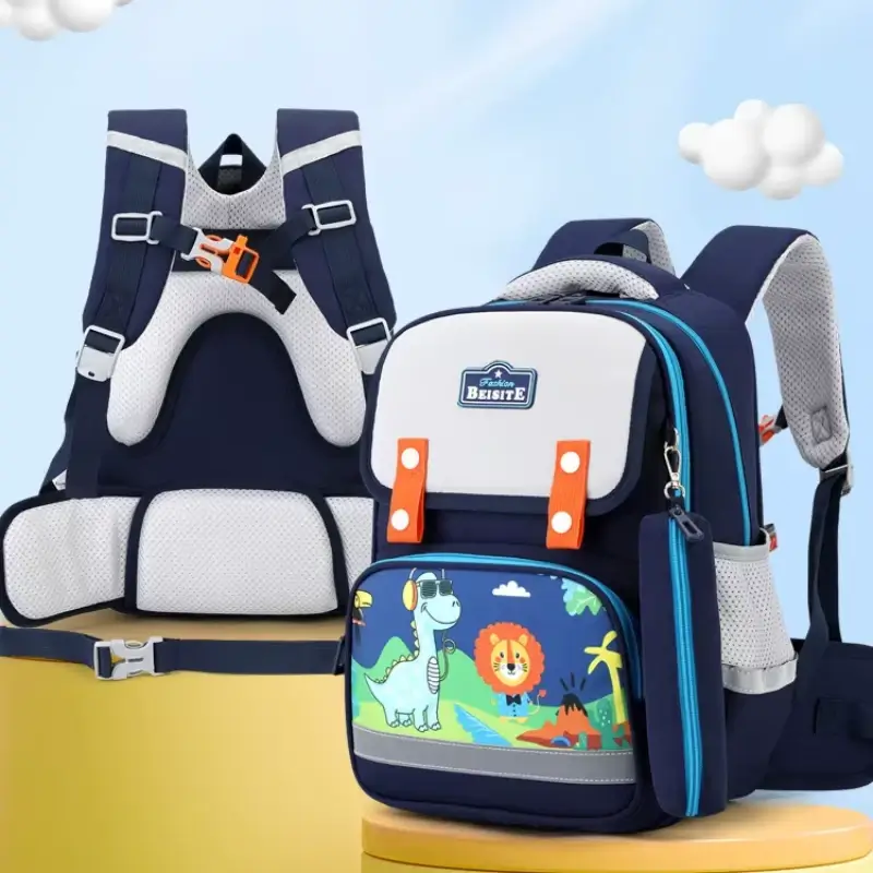 Vue arrière et avant du cartable enfant montrant le dos ergonomique en mesh respirant, la ceinture de taille, la sangle de poitrine et le motif dinosaure — sac d'école imperméable conçu pour le confort et le maintien de la posture.