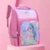 Sac à dos école primaire pour fille, design rose avec motif de fille anime aux cheveux bleus et roses style kawaii, poche latérale en filet et bandes réfléchissantes — cartable léger et moderne.