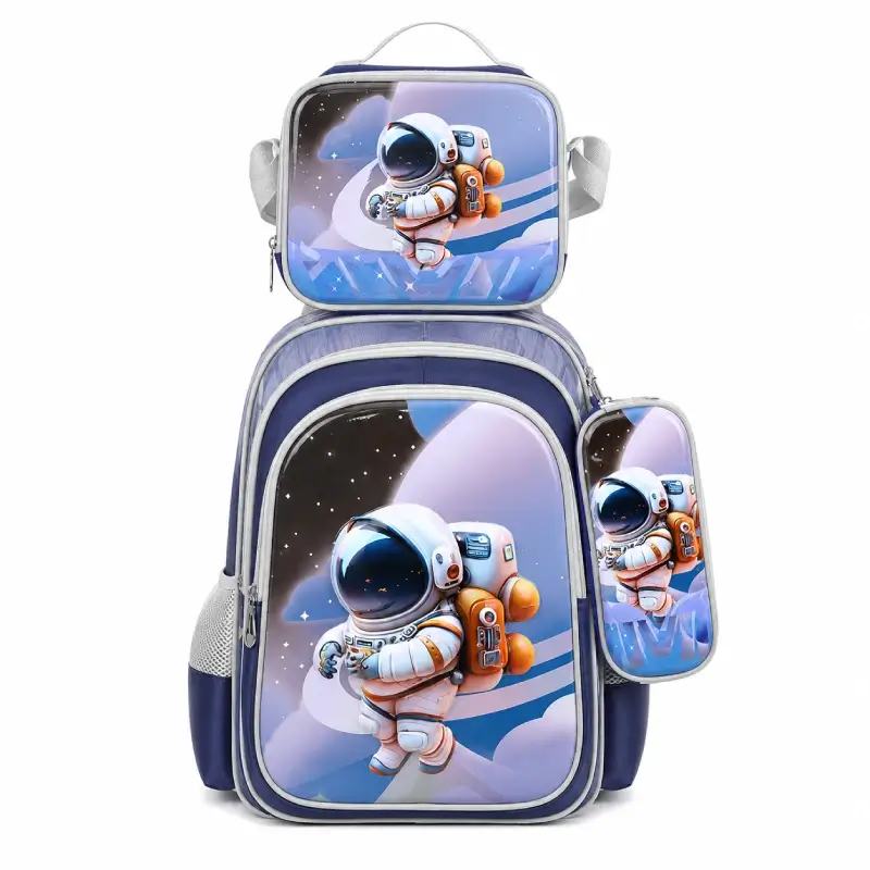 Set scolaire complet avec sac à dos, lunch bag et trousse motif astronaute 3D dans l'espace, coloris bleu et violet — ensemble imperméable idéal pour les enfants passionnés d'astronomie et d'aventures spatiales.