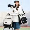 Jeune adolescente portant l'ensemble scolaire 3 pièces blanc et noir avec sac à dos, sac à main bandoulière et trousse, style casual et moderne — parfait pour le collège, le lycée et les sorties quotidiennes.
