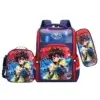Ensemble sac scolaire garçon 3 pièces imperméable pour garçon avec motif de dessin animé sportif tenant un ballon de football, coloris bleu marine et rouge, incluant cartable, sac à déjeuner et trousse assortis.