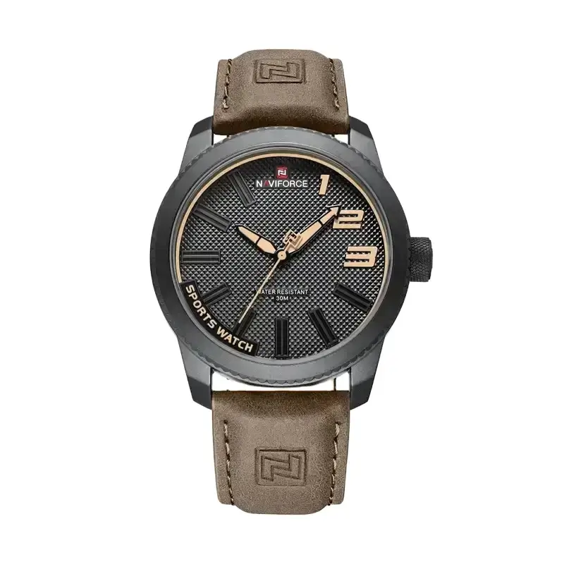 Montre NAVIFORCE NF9202L vue de face, boîtier noir robuste, cadran noir avec chiffres romains dorés et bracelet en cuir véritable marron avec logo gravé.