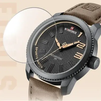 Détail du cadran noir texturé de la montre NAVIFORCE NF9202L avec index dorés, mention "SPORTS WATCH" et verre résistant aux rayures.
