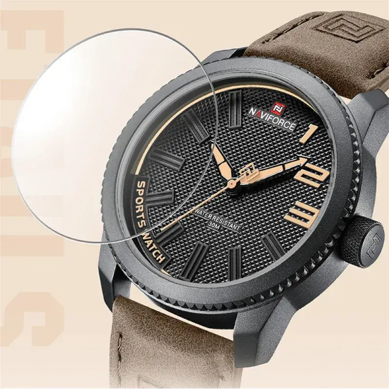 Détail du cadran noir texturé de la montre NAVIFORCE NF9202L avec index dorés, mention "SPORTS WATCH" et verre résistant aux rayures.