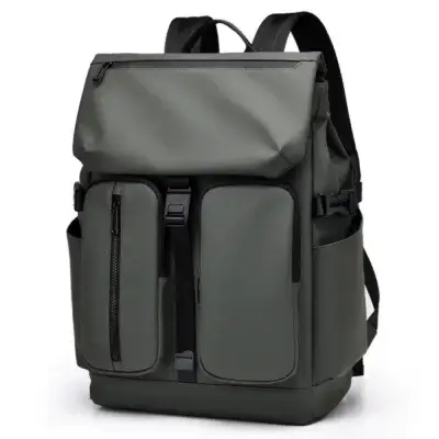Vue de face du sac à dos vert armée (kaki) grande capacité avec rabat roll-top, compartiments multiples et sangles à boucles — sac à dos ordinateur imperméable au style urbain et robuste.