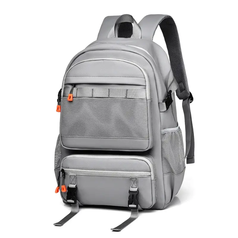 Vue de face du sac à dos gris grande capacité sur fond blanc, montrant les multiples compartiments zippés, les poches latérales en mesh respirant et les sangles de compression à boucles.