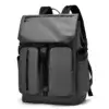 Sac à dos gris anthracite vue de face, modèle 16 pouces avec fermeture par rabat, poches avant structurées et finitions noires — accessoire imperméable idéal pour le bureau, l'université et les déplacements quotidiens.