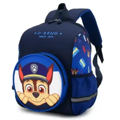 Sac à dos enfant bleu marine thème Pat' Patrouille avec le personnage Chase en 3D sur la poche avant, bretelles rembourrées et tissu Oxford résistant, idéal pour la crèche ou la maternelle.