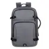 Vue de face du sac à dos homme gris anthracite avec boucles de compression noires, bande réfléchissante inférieure et multiples compartiments zippés — style rétro moderne et fonctionnel.