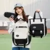 Fille portant le cartable scolaire blanc et noir JIANGLIDA avec casquette, tenant la trousse et le sac bandoulière assorti — ensemble pratique et stylé pour écolière et collégienne, idéal pour la rentrée scolaire.