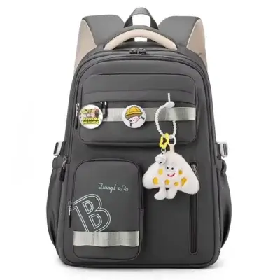 Sac à dos scolaire vert foncé unisexe avec porte-clés nuage et badges décoratifs, bretelles rembourrées et poches latérales, idéal pour le collège et les déplacements quotidiens.