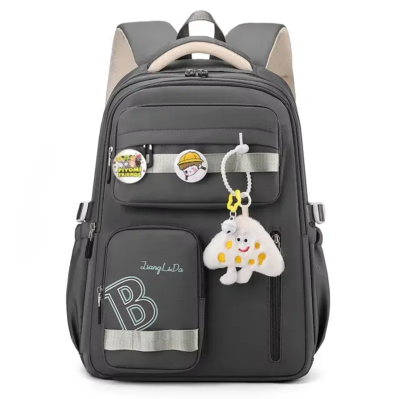 Sac à dos scolaire vert foncé unisexe avec porte-clés nuage et badges décoratifs, bretelles rembourrées et poches latérales, idéal pour le collège et les déplacements quotidiens.