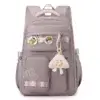Vue de face du cartable scolaire fille violet clair grande capacité, orné de badges "PIYOMI FRIENDS" et d'un porte-clés peluche nuage, avec multiples poches zippées et lettrage "B" brodé.