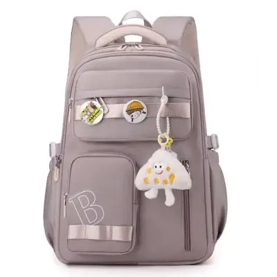Vue de face du cartable scolaire fille violet clair grande capacité, orné de badges "PIYOMI FRIENDS" et d'un porte-clés peluche nuage, avec multiples poches zippées et lettrage "B" brodé.