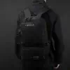 Homme portant le sac à dos noir WE POWER sur le dos, montrant le confort des bretelles rembourrées et le style urbain décontracté, idéal pour le travail, l'université ou les voyages.Homme portant le sac à dos noir WE POWER sur le dos, montrant le confort des bretelles rembourrées et le style urbain décontracté, idéal pour le travail, l'université ou les voyages.