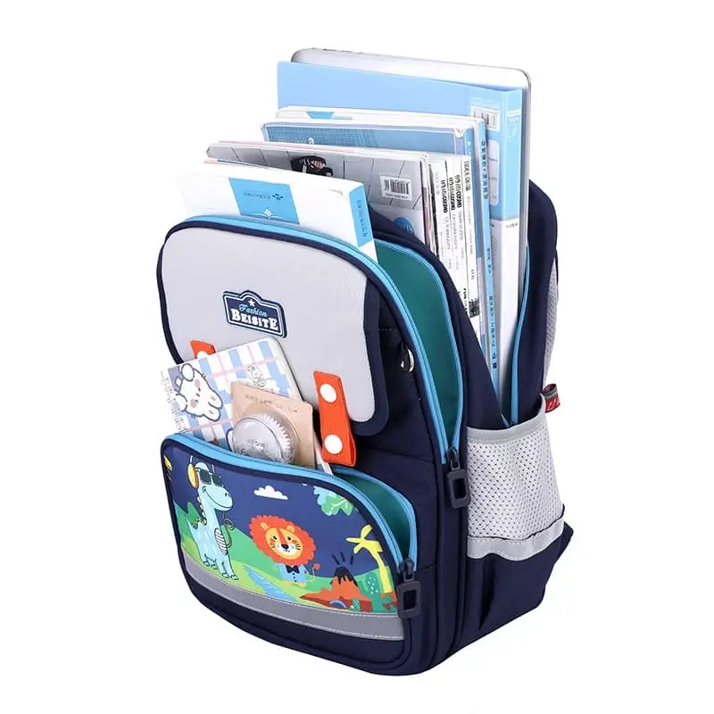Sac cartable primaire enfant Beisite bleu marine ouvert montrant sa grande capacité de rangement avec livres, cahiers et fournitures scolaires organisés dans les multiples compartiments, poche avant motif dinosaure et lion, trousse assortie et poche latérale en mesh pour gourde — cartable imperméable et ergonomique idéal pour l'école élémentaire.