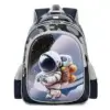Sac à dos maternelle garçon avec motif camouflage gris et astronaute 3D en relief sur la poche avant, poches latérales en filet respirant et bretelles rembourrées — imperméable et léger, parfait pour l'école primaire et la crèche.