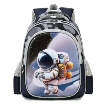 Sac à dos maternelle garçon avec motif camouflage gris et astronaute 3D en relief sur la poche avant, poches latérales en filet respirant et bretelles rembourrées — imperméable et léger, parfait pour l'école primaire et la crèche.