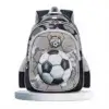Sac à dos maternelle garçon avec motif camouflage et ballon de football 3D en relief effet "brise-mur", poches latérales respirantes et finitions robustes — sac d'école imperméable parfait pour les petits sportifs.