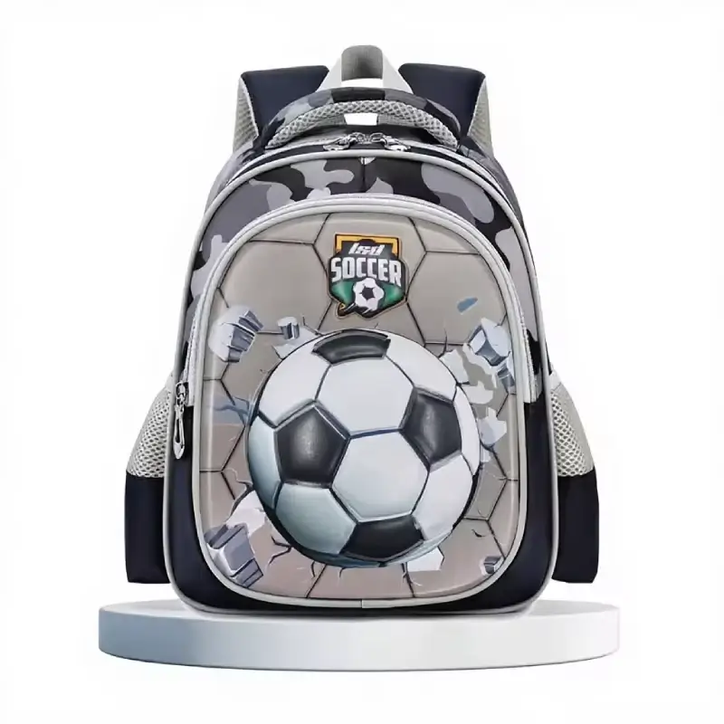 Sac à dos maternelle garçon avec motif camouflage et ballon de football 3D en relief effet "brise-mur", poches latérales respirantes et finitions robustes — sac d'école imperméable parfait pour les petits sportifs.