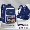 Sac d'école bleu marine SunStep pour garçon avec badges décoratifs Capybara, design ergonomique avec ceinture abdominale et sangle de poitrine, dos en mesh respirant et bandes réfléchissantes — cartable imperméable robuste pour le primaire.