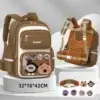 Sac scolaire enfant marron kaki SunStep avec poche avant personnalisable par badges amovibles, structure ergonomique avec sangle de taille et bretelles ajustables, tissu imperméable et bandes réfléchissantes — idéal pour l'école primaire et les trajets quotidiens.