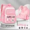 Cartable fille rose pastel SunStep avec motifs de lapins en peluche sur la poche avant, système de portage ergonomique avec sangle de poitrine et bretelles rembourrées, bandes réfléchissantes pour la sécurité — sac imperméable léger et adapté aux écolières du primaire.