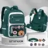 Sac à dos scolaire SunStep vert foncé ergonomique pour enfant du primaire, avec poche avant transparente décorée de badges Capybara, sangle de poitrine réglable, dos rembourré respirant et bandes réfléchissantes — imperméable et confortable pour l'école élémentaire.