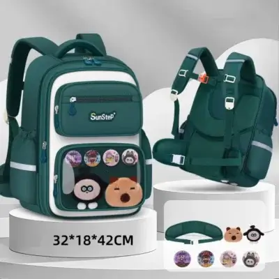 Sac à dos scolaire SunStep vert foncé ergonomique pour enfant du primaire, avec poche avant transparente décorée de badges Capybara, sangle de poitrine réglable, dos rembourré respirant et bandes réfléchissantes — imperméable et confortable pour l'école élémentaire.