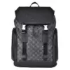 Vue de face du sac à dos business homme sur fond blanc, motif monogramme gris et noir, double sangle à boucle et poches latérales, accessoire de voyage spacieux, robuste et élégant pour ordinateur portable.