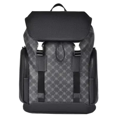 Vue de face du sac à dos business homme sur fond blanc, motif monogramme gris et noir, double sangle à boucle et poches latérales, accessoire de voyage spacieux, robuste et élégant pour ordinateur portable.
