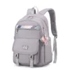 Sac Lycée Fille gris clair avec bandes géométriques pastel, logo JIANGLIDA, porte-clés cœur et poches latérales — sac imperméable, léger et grande capacité pour transporter livres et fournitures scolaires.