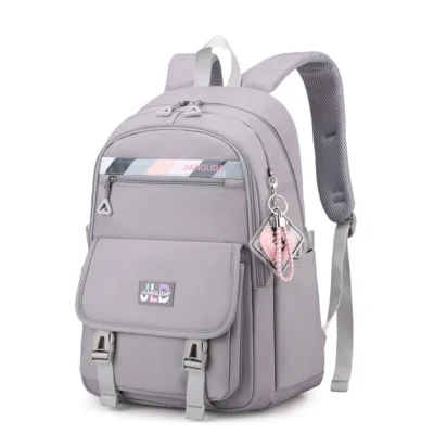 Sac Lycée Fille gris clair avec bandes géométriques pastel, logo JIANGLIDA, porte-clés cœur et poches latérales — sac imperméable, léger et grande capacité pour transporter livres et fournitures scolaires.