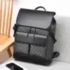 Sac à dos business homme motif damier posé sur un canapé gris à côté d'un smartphone, montrant le design moderne avec rabat, cordon de serrage et multiples poches de rangement pour le quotidien.