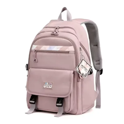 Vue en angle du cartable fille rose poudré grande capacité, doté de sangles à boucles, poche avant zippée et porte-clés décoratif — accessoire scolaire tendance, léger et résistant à l'eau pour adolescente.