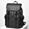 Sac à dos ordinateur homme 16 pouces noir avec motif monogramme élégant, rabat à boucles en cuir synthétique, poches latérales et cordon de serrage — design rétro imperméable et spacieux pour le travail, l'université et les déplacements professionnels.