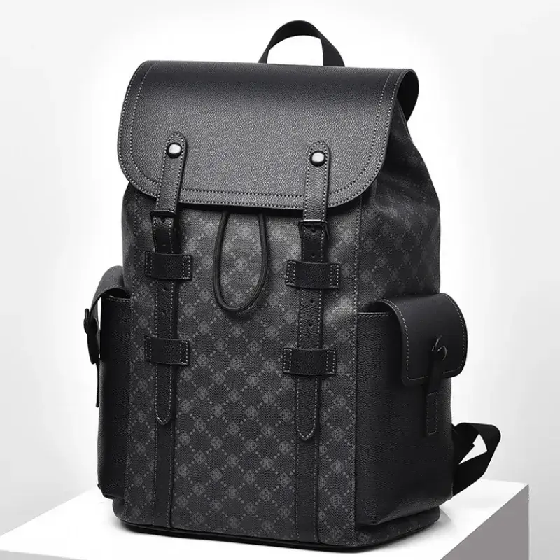 Sac à dos ordinateur homme 16 pouces noir avec motif monogramme élégant, rabat à boucles en cuir synthétique, poches latérales et cordon de serrage — design rétro imperméable et spacieux pour le travail, l'université et les déplacements professionnels.