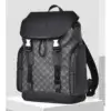 Vue en angle du sac de voyage pour homme avec compartiment ordinateur 16 pouces, fermeture à rabat et boucles, style urbain et moderne avec finitions noires et poches latérales pratiques.