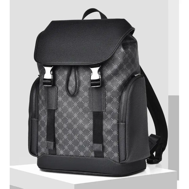 Vue en angle du sac de voyage pour homme avec compartiment ordinateur 16 pouces, fermeture à rabat et boucles, style urbain et moderne avec finitions noires et poches latérales pratiques.