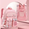 Sac à dos écolière rose pastel avec design kawaii lapin et motifs à carreaux, bretelles rembourrées forme oreilles de chat et système de portage ergonomique — accessoire scolaire léger, imperméable et stylé pour fillette.