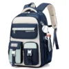 Cartable garçon bleu marine et blanc avec détails vert d'eau, style sport urbain japonais avec bretelles rembourrées crème et poche latérale pour gourde — sac à dos léger et résistant idéal pour le collège, le lycée et les activités extrascolaires.
