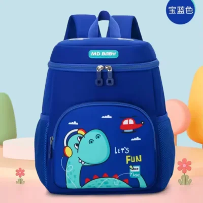 Sac à dos enfant bleu roi avec dinosaure vert turquoise et hélicoptère rouge, poches latérales respirantes et tissu résistant à l'eau — cartable garçon robuste et coloré parfait pour la rentrée à la maternelle.