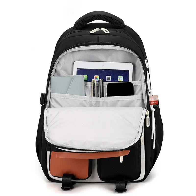 Intérieur du cartable tendance ouvert montrant l'organisation pratique avec compartiment pour tablette, poches pour smartphone, stylos et carnet — sac à dos étudiant grande capacité avec doublure claire et accès facile aux affaires scolaires.