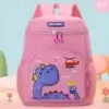 Cartable rose pastel pour fille avec adorable dinosaure violet et motifs "Let's Fun", design ergonomique avec bretelles rembourrées et fermeture double zip — sac d'école maternelle pratique et amusant.